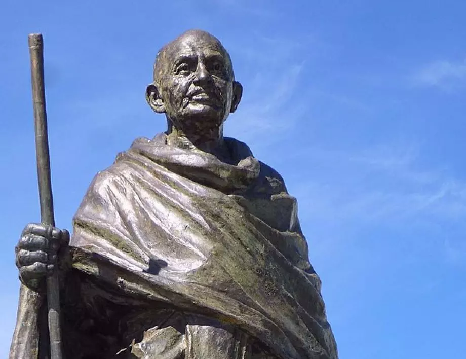 Искат да свалят паметник на Ганди - и той се оказа расист 