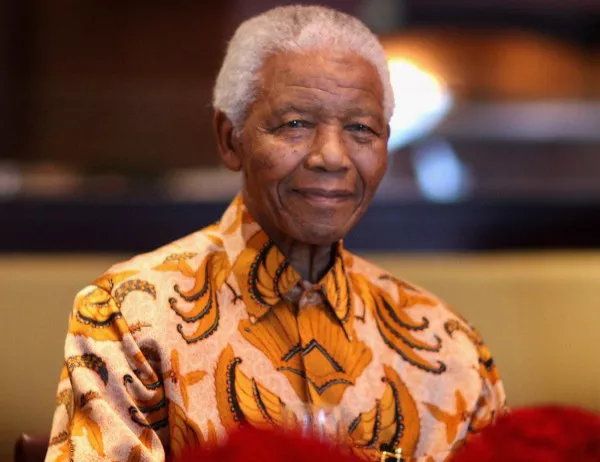 Нелсън Мандела полага клетва като първи чернокож президент на ЮАР