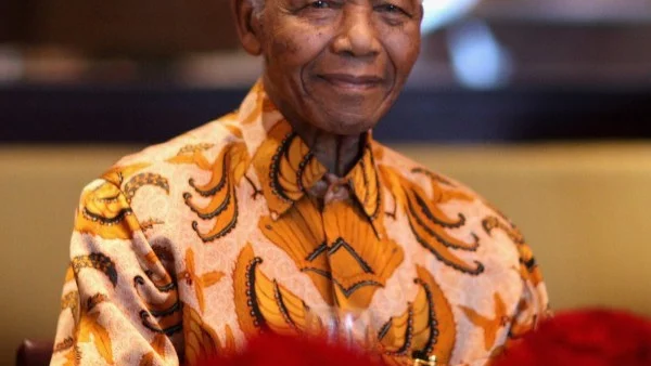 Нелсън Мандела полага клетва като първи чернокож президент на ЮАР