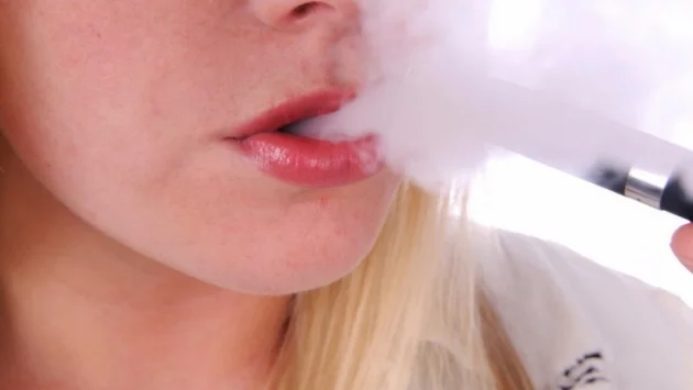 Ню Йорк гласува забрана на ароматизирани електронни цигари 
