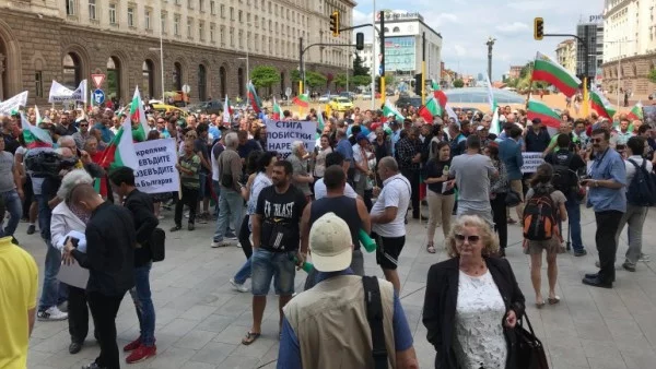 Под прозорците на властта животновъдите поискаха оставката на министъра и директора на БАБХ