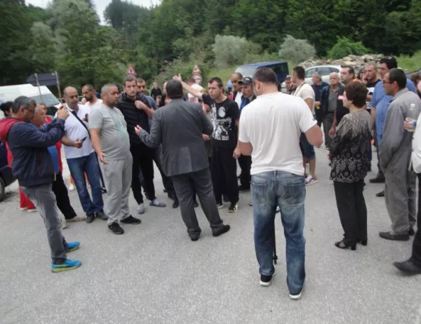Жители на Смолян излязоха на протест заради свлачището на пътя Смолян-Мадан 