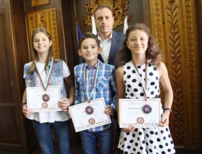 Кметът на Банско посрещна малки математици, призьори от международно състезание