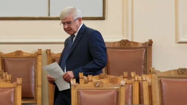 Тежки критики и призив за оставка към Ананиев в парламента, той се обиди и даде обещание