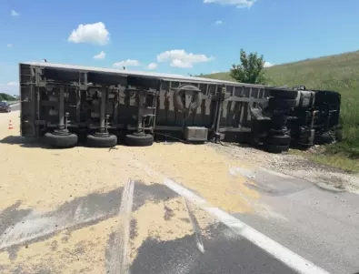 Камион, превозващ гуми, се обърна и блокира магистрала 