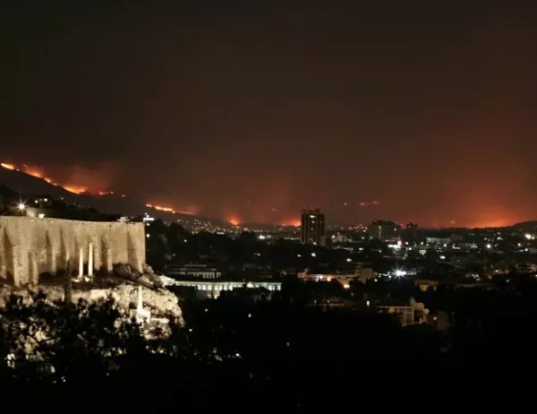 Близо 2000 къщи са пострадали от пожарите в Гърция
