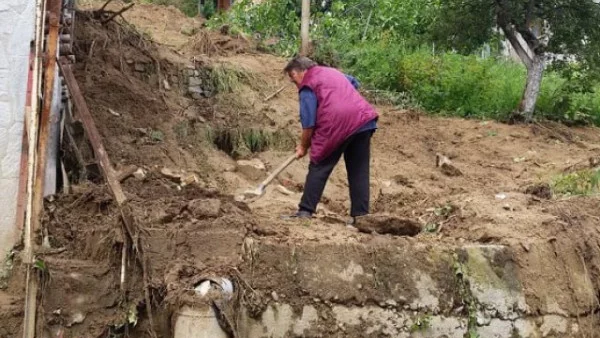 Свлачище засипа къщи в родопско село