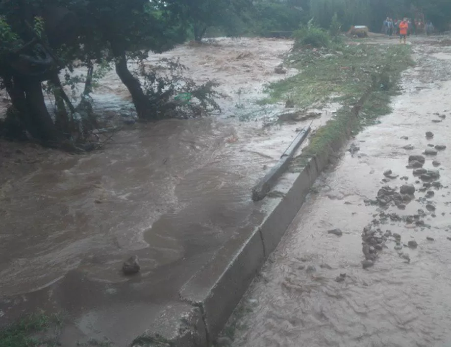 Дъждове погубиха десетки в Северна Индия (СНИМКИ)
