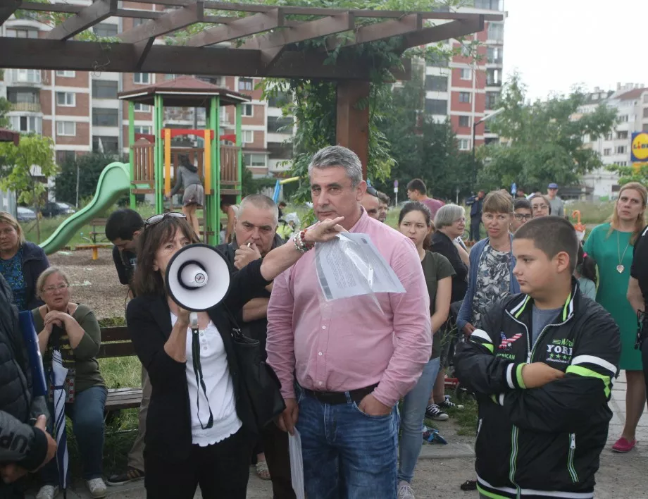 "Младост" на протест заради заградена зелена площ (ВИДЕО)