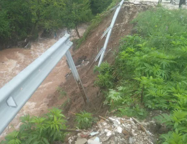 Мост се срути в Червен бряг, обявено е бедствено положение