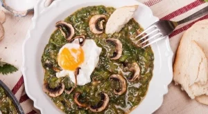 Коприва с яйце и печени гъби