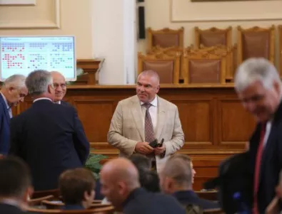 Циркът в парламента продължава - Марешки нарече ВМРО 