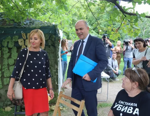 Петков донесе лично законопроекта за хората с увреждания при двата палаткови лагера