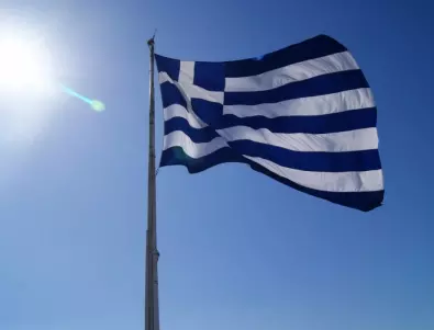 В Южна Албания запалиха гръцкото знаме (ВИДЕО)