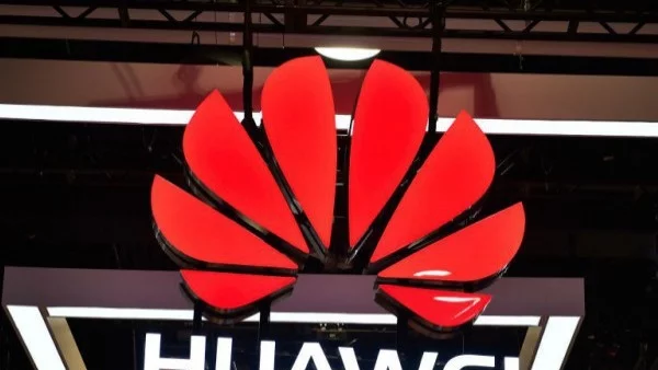 Китай арестува 13 канадци заради сагата с Huawei 