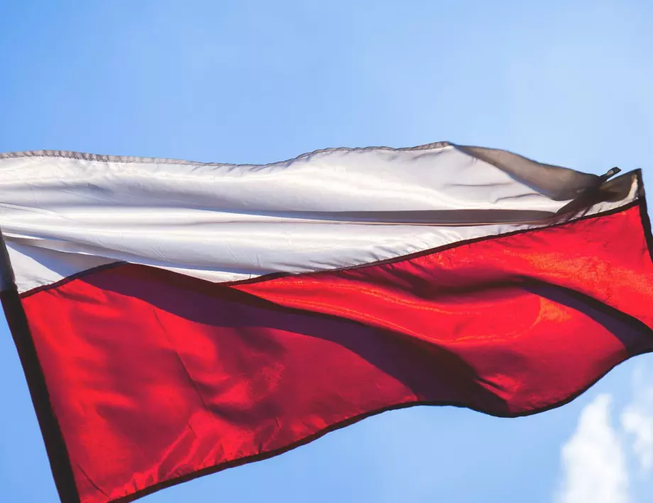 Полша затваря заведенията, повечето ученици ще се обучават онлайн