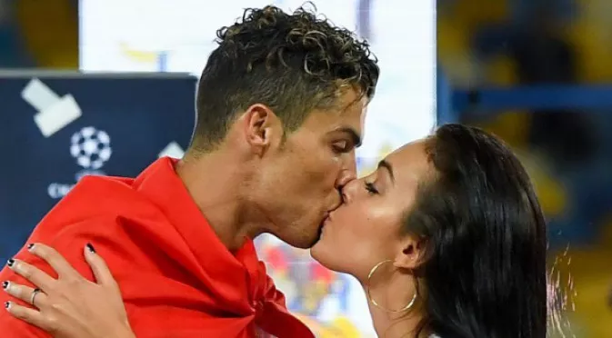 СНИМКИ: Роналдо се отдаде на романтична почивка по време на паузата