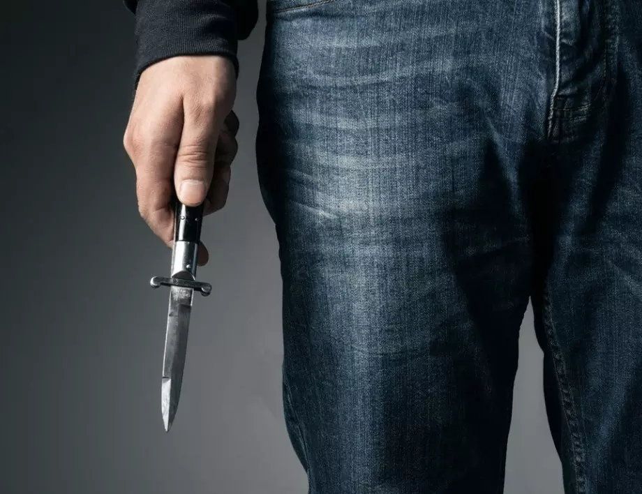 Ученик рани с нож учител във Великобритания