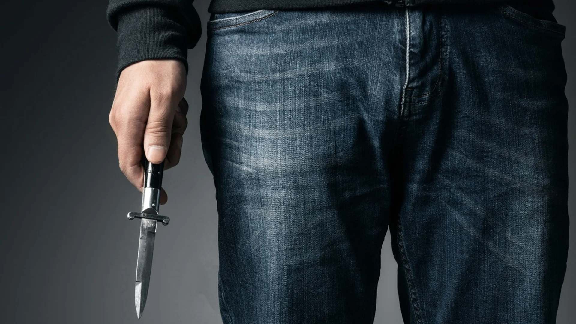 Нападение с нож в училище в Уелс, има ранени