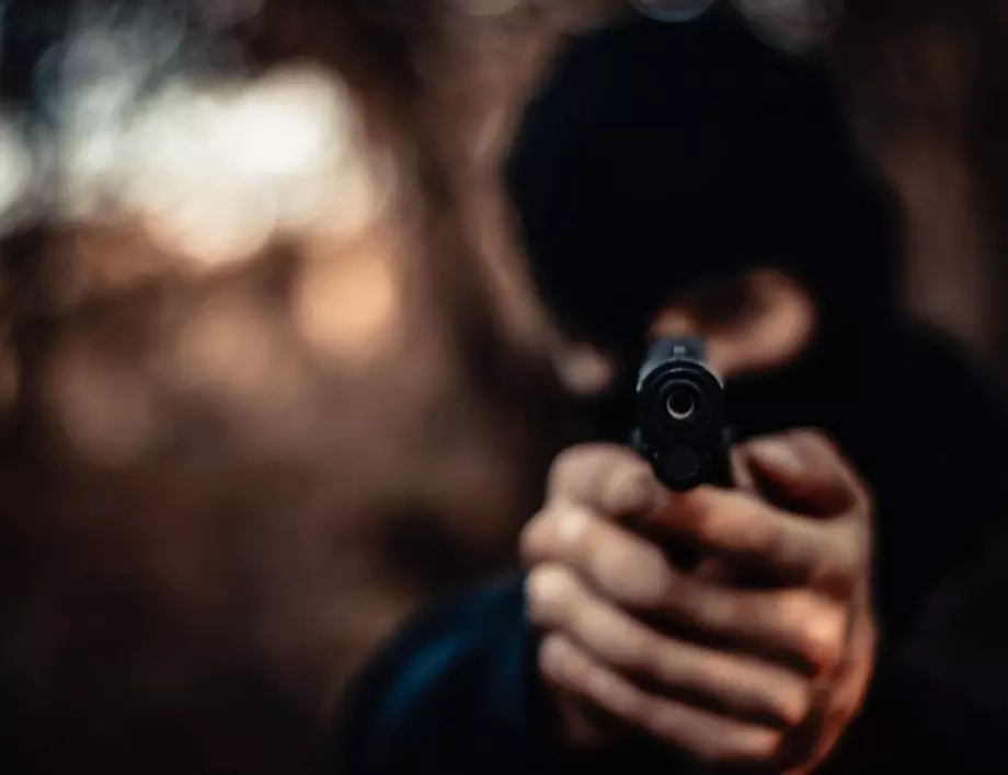 Дете поело куршумите срещу майка си и спасило живота й при стрелбата в Ориндж