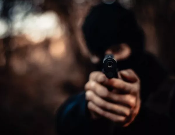 Поредната черна статистика се размина на косъм - мъж се опита да застреля жена си