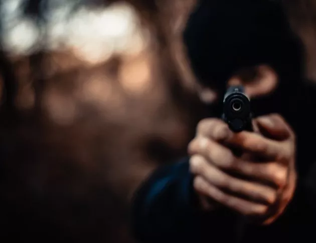 Млад мъж стреля по семейство в Катуница