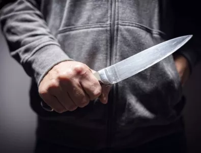 Въоръжен с нож нападна полицейско управление в Париж 