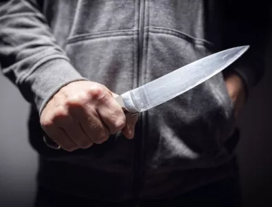 Психично болен мъж с нож тормози съседите си в Бургас