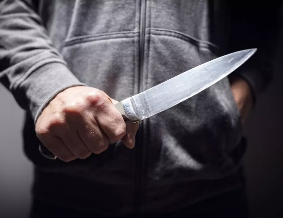 Момче на 19 години почина, след като бе намушкано с нож в корема  