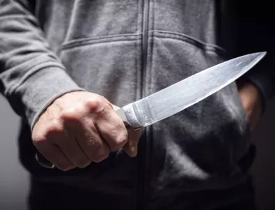 Полицаи застреляха мъж с два ножа в центъра на Лондон  