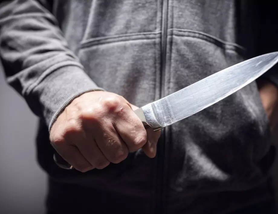 Нападение с нож срещу полицаи в Авиньон от крещящ „Аллах акбар“* 