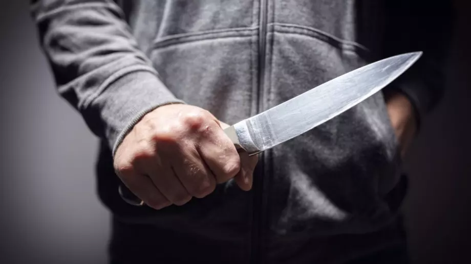 Футболни хулигани пребиха и намушкаха с нож млад мъж в София
