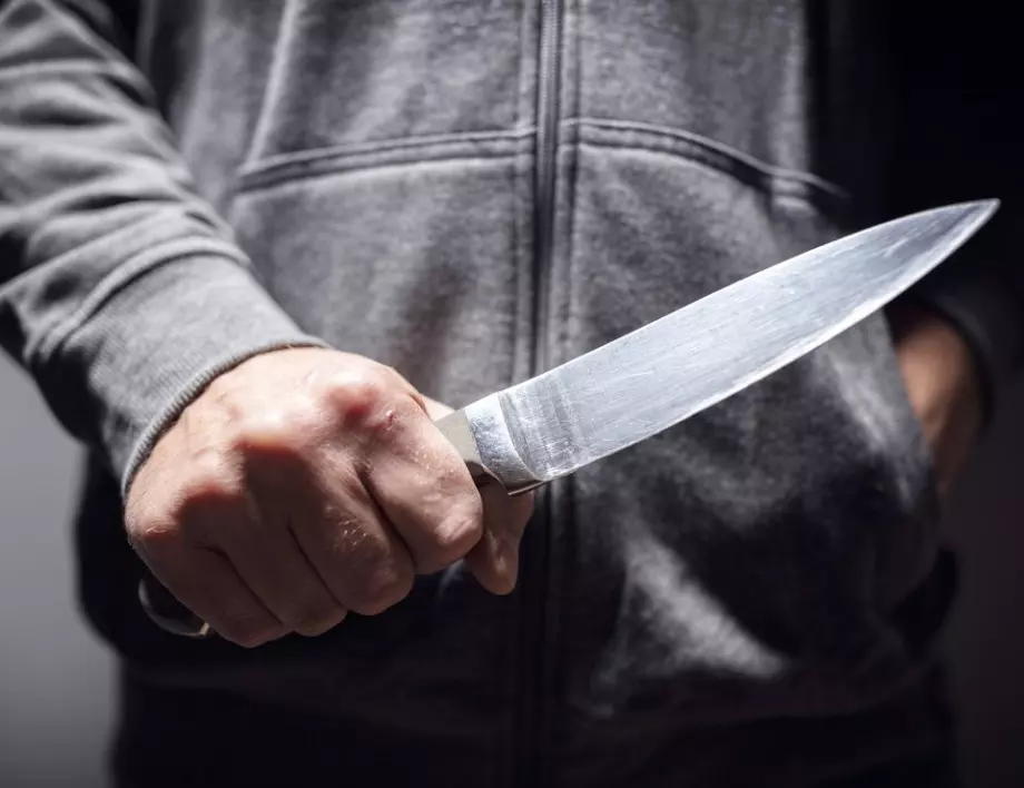 Инцидент с нож във Франция, ранен е полицай 