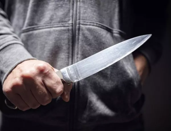 24-годишен рани с нож 3 жени и дете в кв. "Христо Ботев", барикадира се в дома си