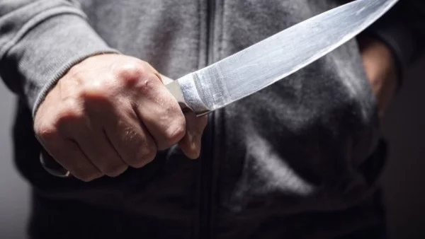 Мъж, наръгал с нож 24 пъти жена си, получи 12 години затвор