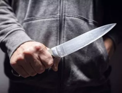 26-годишен автомеханик намушка с нож във врата свой клиент