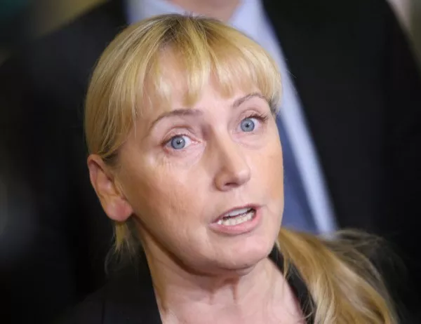 Елена Йончева: Борисов сменя министри в опит да отложи гнева на българина