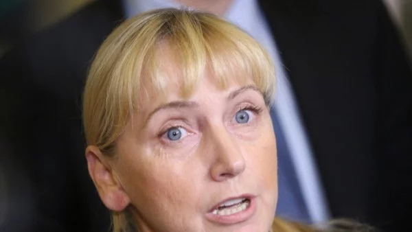 Елена Йончева: Борисов сменя министри в опит да отложи гнева на българина