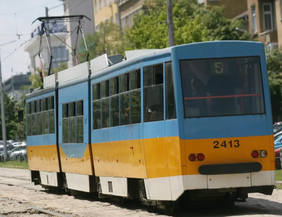 Трамвай блъсна и уби жена в района на площад "Македония"
