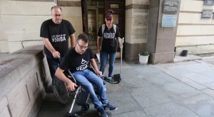 Момчето с увреждания, поверено на грижите на премиера, иска да остане в България