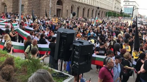 Девети пореден ден продължи протестът на майките на деца с увреждания (СНИМКИ)