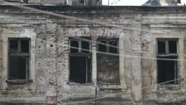 Обещание: МВР ще плати за покрива на горялата сграда от Царските конюшни