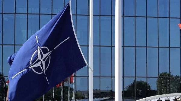 НАТО: Подкрепяме САЩ в оттеглянето от Договора за ликвидиране на ракетите с малък и среден обсег