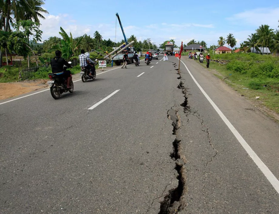 Силно земетресение край Индонезия