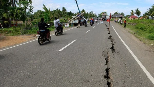 Стотици вторични трусове на Сулавеси, все още няма връзка с големи райони на острова
