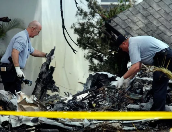 Самолет се разби в търговски център в Калифорния, има загинали
