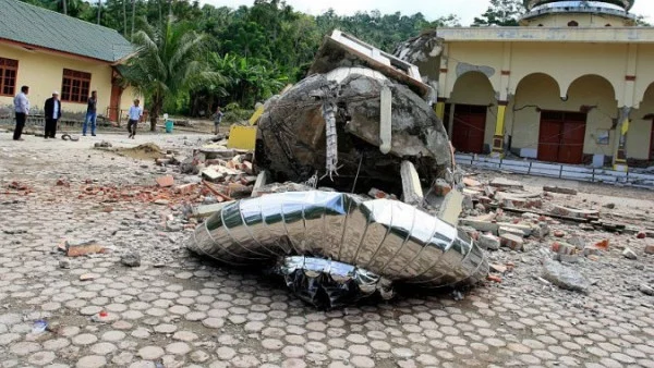 Жертвите на земетресението в Индонезия се увеличиха многократно