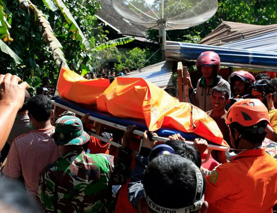 Разрушително земетресение в Индонезия взе човешки жертви (ВИДЕО)*