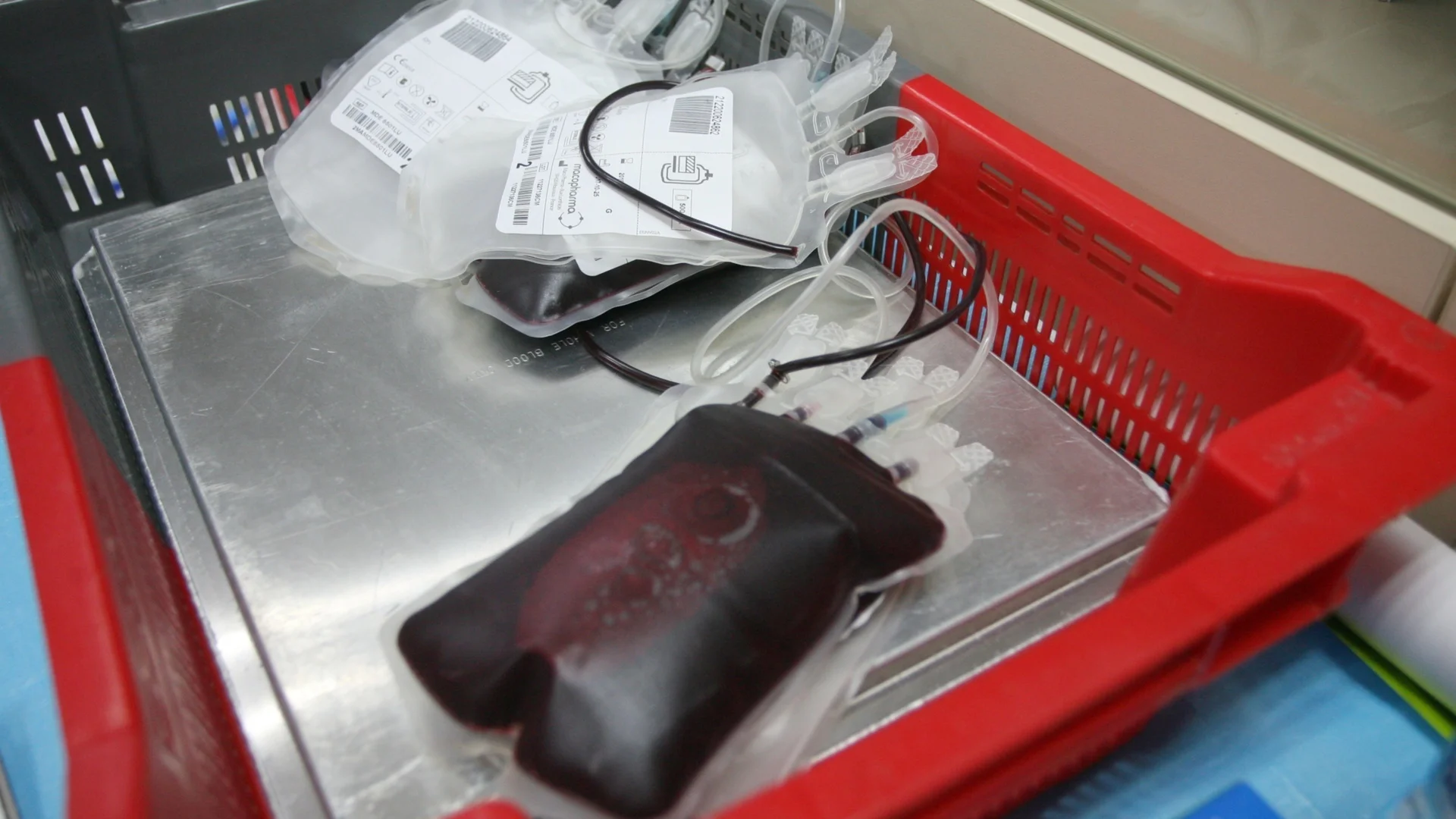Свещеници даряват кръв за пациентите във ВМА
