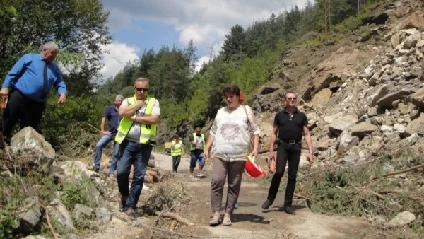 Шефът на АПИ огледа срутището между Смолян и Мадан